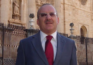 Primer plano de Pedro Gómez, de espaldas a la fachada principal de la Catedral de Jaén