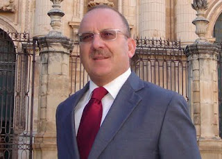 Primer plano de Pedro Gómez ante la catedral de Jaén