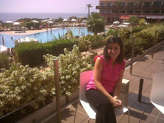 Belén Maraver, directora del Hotel Calas de Conil, junto a la piscina del vacacional