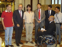 El alcalde de Málaga saluda al Niño, referente del equipo malagueño junto al director de la ONCE en Málaga en la sede del Ayuntamiento