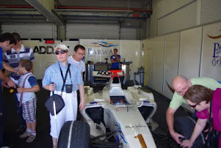 Otros afiliados comprobando la dureza de los neumáticos