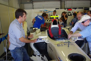 Afiliados tocando uno de los coches