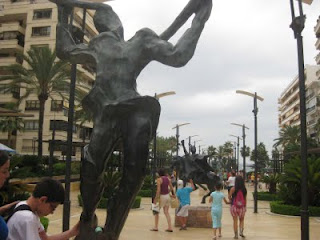 Varios chavales disfrutando a través del tacto de las esculturas de Salvador Dalí