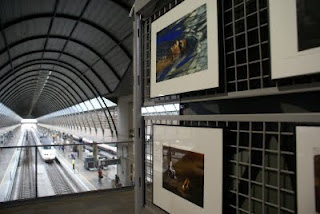 Detalle de dos imágenes expuestas donde se ve la estación en segundo plano