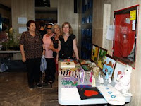 Los participantes en los talleres visitan sus obras