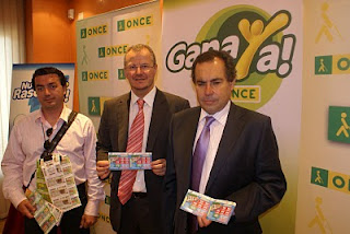 Fabián posa ante los gráficos junto al delegado y subdelegado territorial