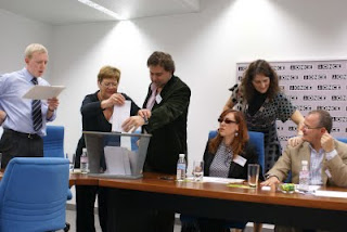 Uno de los electores ejerciendo su derecho al voto