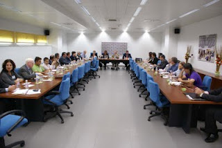 Imagen de la reunión de la asamblea de la FADEC en la sala de juntas del CRE