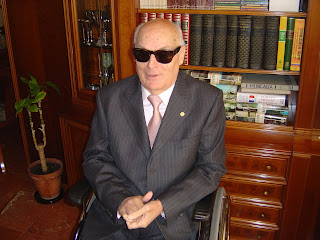 Félix Hernández Delso en su domicilio particular, junto a sus libros