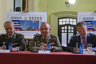 Momento durante el acto de presentación del cupón dedicado a las Fuerzas Armadas. En primer plano, sentados a la mesa de intervención, el Teniente General Jefe de la Fuerza Terrestre, Virgilio Sañudo, el delegado de Defensa en Andalucía, Antonio Esquivias y el delegado teritorial de la ONCE en Andalucía, Patricio Cárceles