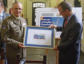 El Teniente General Jefe de la Fuerza Terrestre, Virgilio Sañudo, recibe de manos de Patricio Cárceles, delegado territorial de la ONCE en Andalucía, un cuadro conmemorativo con la imagen del cupón dedcicado a las Fuerzas Armadas