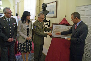 El delegado teritorial de la ONCE en Andalucía, Patricio Cárceles, entrega al Teniente General Jefe de la Fuerza Terrestre, Virgilio Sañudo, un cupón del sorteo dedicado a las Fuerzas Armadas. El delegado de Defensa en Andalucía, Antonio Esquivias, y la presidenta del consejo Territorial de la ONCE en Andalucía, Mónica Madrid, observan la escena