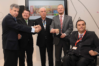 Jon Cortina, Ángel Sánchez, Luciano Alonso, Patricio Cárceles y Jesús Hernández juntan sus manos en señal de unión en Fitur