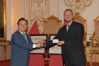 Patricio Cárceles entrega un cupón al presidente de la Ciudad Autónoma de Ceuta, Juan Vivas