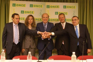 Foto de grupo donde aparecen de izquierda a derecha el presidente del Consejo Territorial de Andalucía, Ventura Pazos, Patricia Sanz, Pedro Rodríguez, Patricio Cárceles, y el nuevo director de la ONCE en Huelva, Manuel Alborch 