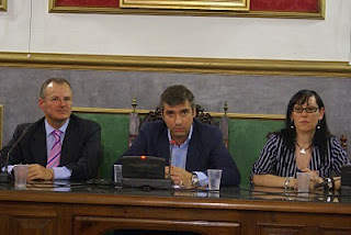 Un momento de la intervención del alcalde junto al delegado territorial y la presidenta del Consejo Territorial