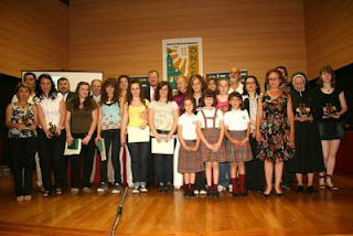 Foto de familia de todos los premiados con la presidenta del Parlamento de Andalucía en el centro