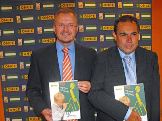 El delegado territorial y el subdelegado, Ventura Pazos, muestran un ejemplar de la Memoria a las cámaras