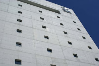 Espectacular imagen de la fachada del edificio obra del arquitecto Alberto Campo Baeza