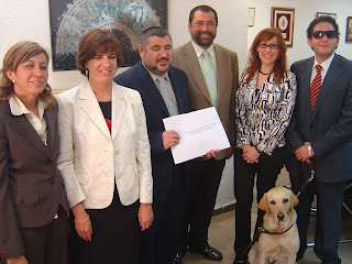 El jurado exhibe el sobre que contiene los relatos ganadores después de una larga jornada de lecturas