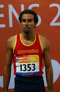 Primer plano del atleta subido en un podio