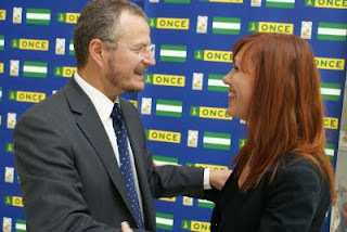 Mónica Madrid recibe la felicitación del delegado territorial, Patricio Cárceles, tras su nombramiento en el pleno del Consejo