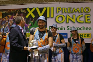 El delegado territorial de la ONCE entrega el premio a la comparsa La Factoría