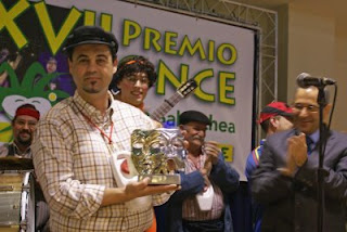 El director de la ONCE en Cádiz aplaude tras entregar el premio a la chirigota La Ruta del Colesterol