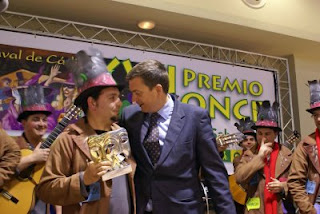 El director general de Discapacidad entrega el premmio a la comparsa gaditana