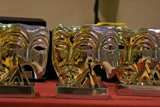 Imagen de las esculturas que dan cuerpo a los premios, una careta en bronce dorado y plateado del carnaval