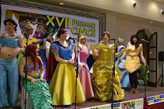 Actuación colorista de la chirigota Las Muchachas del Congelao