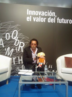 Manuel Cruzado en el stand de la Feria del Libro de Sevilla