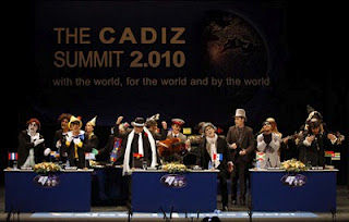 Simpática imagen de la comparsa del G-15 en formato de cumbre mundial con un gran cartel de fondo en el que aparece el globo terráqueo y la leyenda Cádiz 2.010