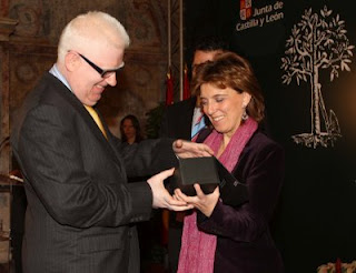 Fernando Torres recibe el premio de manos de la consejera de Cultura de Castilla y León