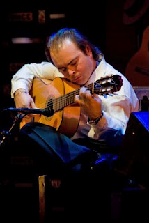 Primer plano de Scott con los ojos cerrados concentrado en su toque