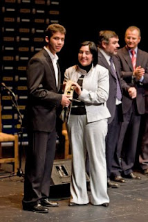 La delegada de Igualdad en Granada entrega el premio a David Caro