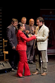 El director de la Agencia Andaluza para el Desarrollo del Flamenco entrega el premio a Isabel Rico