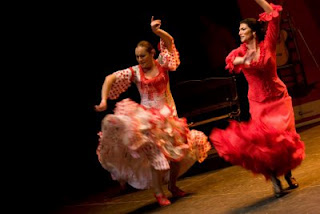 MariÁngeles Narváez y Paky del Río, brazos en alto, perfectamente coordinadas en su compás