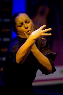 Primer plano de las manos de MariÁngeles gesticulando en su baile