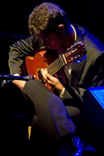 Primer plano de David Caro entregado a su guitarra