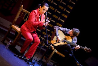 Isabel Rico toca palmas mientras escucha los acordes de la guitarra de Fernando Rodríguez