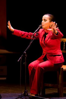 Isabel Rico extiende sus brazos de par en par y abre sus manos en uno de los momentos de su actuación