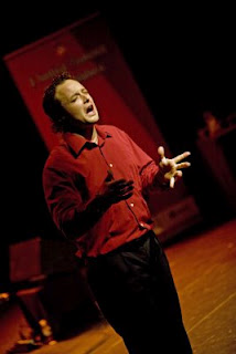 Gesto grave de Juan Ramírez solo en el escenario