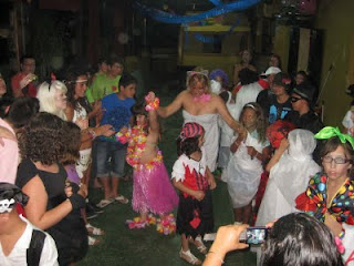 El grupo de chavales bailando durante la fiesta de disfraces que se realizó en el campamento