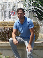 Imagen de José Galán junto a una fuente