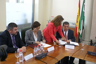 Momento de la firma del director general de Fundación ONCE con la directora de Recursos Humanos del Grupo Abades en presencia del director de la ONCE en Granada