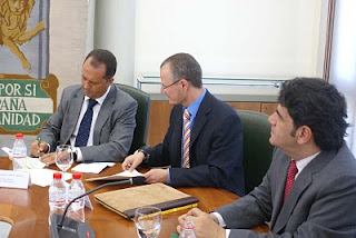 Firma del convenio del delegado territorial con el director general del Grupo Abades en presencia del director general para la Discapacidad