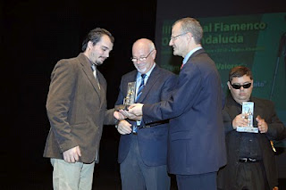 Coloraito, recibiendo el reconocimiento de la ONCE de manos del Delegado Territorial, Patricio Cárceles