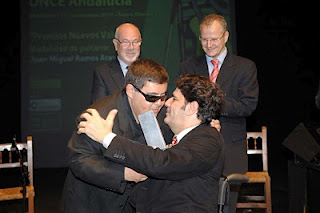 Juan Miguel Ramos, 'EL Plazoleta', recibiendo de manos de Gonmzalo Rivas el Galardón que le otorga la ONCE