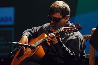 Plazoleta tocando la guitarra